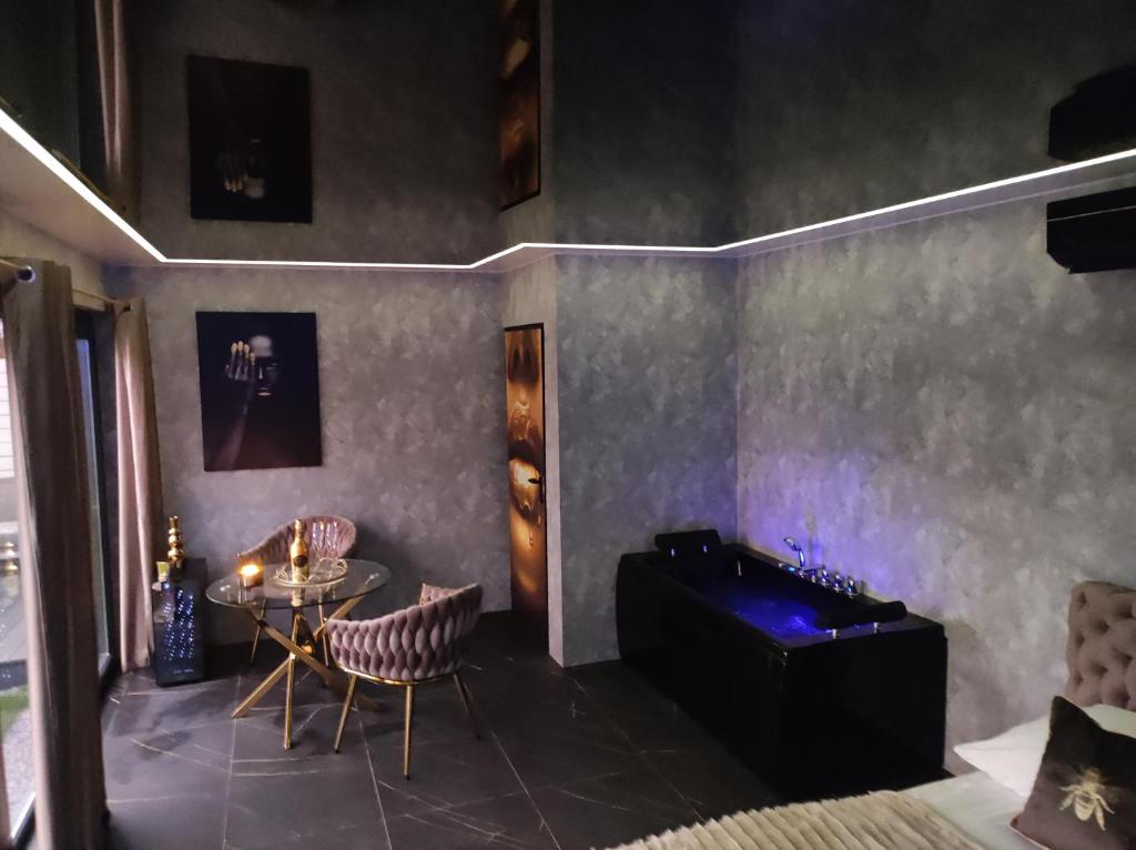 Apartament z widokiem na Ogród Z Jacuzzi Pensjonat Wrzos Poznań Apartament z widokiem na Ogród Z Jacuzzi Pensjonat Wrzos Poznań