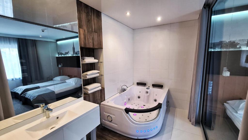 Hotel Malinowski Economy Gliwice z Jacuzzi w Pokoju Hotel Malinowski Economy Gliwice z Jacuzzi w Pokoju
