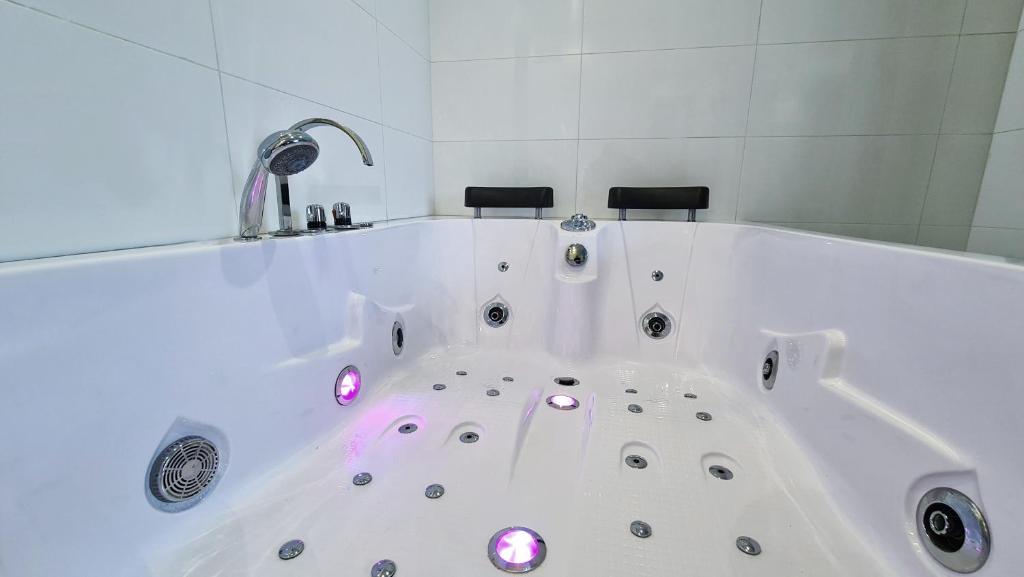 Wanną z Hydromasażem Hotel Malinowski Economy Gliwice Wanną z Hydromasażem Hotel Malinowski Economy Gliwice